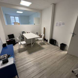 Bureau privé 18 m² 3 postes Coworking Rue des Petites Écuries Paris 75010 - photo 4
